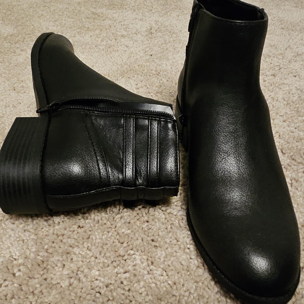 Kelly & Katie Sleek Black Ankle Booties - Picture 5 of 6